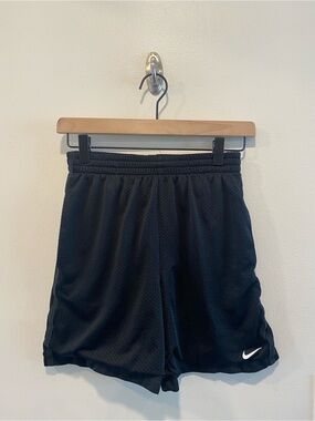 Nike dri fit boys athletic mesh shorts in size large black